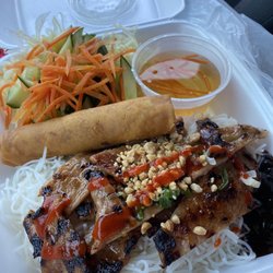 Gatineau Maison de Nouilles - Vermicelle avec porc grillé et rouleau vietnamien