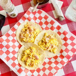 Ninfa's Café - Ham and egg taco on corn. Really good!