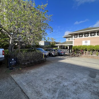 Daily Whisk Matcha - Entrance to parking lot - Cafes Near Me - Honolulu, Hawaii