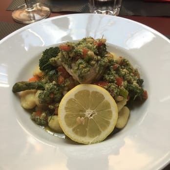 Le Picasso - Filet de julienne au pesto tomates et poivrons, gnocchis - International Near Me - Lyon, 69