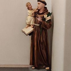 Love this St. Anthony statue with baby Jesus