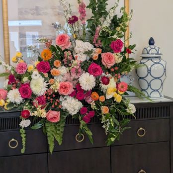 Carillion Oaks - Common area flowers. - Memory Care Near Me - Madison, Alabama