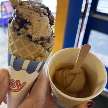 Screamin' Mimi's Ice Cream - Pulling Spice Latte ice cream with a double espresso and a single pumpkin mud - Ice Cream & Frozen Yogurt Near Me - Sebastopol, California Screamin' Mimi's Ice Cream - Pulling Spice Latte ice cream with a double espresso and a single pumpkin mud - Ice Cream & Frozen Yogurt Near Me - Sebastopol, California