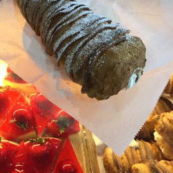 Mike's Pastry - Bakeries Near Me - Somerville, Massachusetts