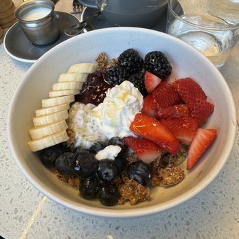 In Common NYC - Granola bowl with greek yoghurt - Cafes Near Me - New York, New York
