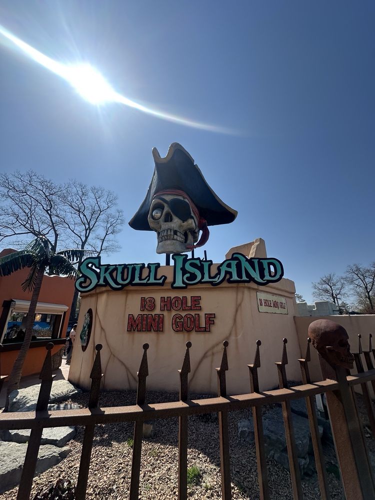 Skull Island Adventure Golf Logo