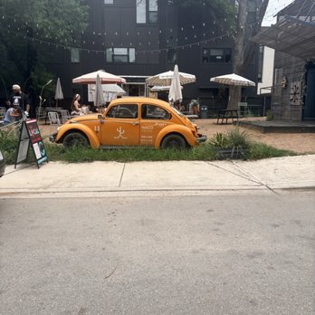 Dorp Creamery - Picnic area Scenery for little eating area - Food Trucks Near Me - San Antonio, Texas