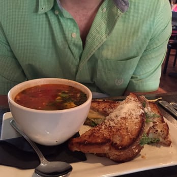 Commoner & Co - Chicken chili and grilled cheese - Cocktail Bars Near Me - Tucson, Arizona