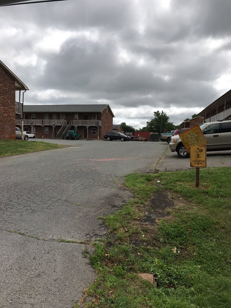 COLE VILLAGE APARTMENTS 2891 Cole Ridge Cir, Winston Salem, North