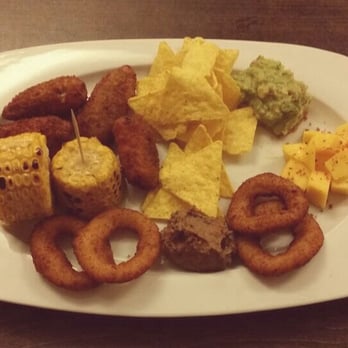 La Mestiza - (Botanero) is a dish to share a combination of stuffed jalapeños, onion rings, corncob, nachos, guacamole, refried beans - Mexican Near Me - Gand, VOV