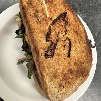 Che Quoine feat. R-Pizza - Mushroom melt - Pizza Near Me - Vermillion, South Dakota
