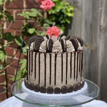 Bakeable - a chocolate cake with oreo cookies on top - Desserts Near Me Bakeable - a chocolate cake with oreo cookies on top - Desserts Near Me