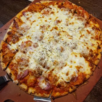 Chicago Pizza Tours - Flo & Santos polish sausage pizza - Tours Near Me - Chicago, Illinois Chicago Pizza Tours - Flo & Santos polish sausage pizza - Tours Near Me - Chicago, Illinois