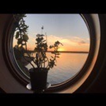 Blue Wave Inn - Sunrise through the port hole window - Hotels Near Me - Ashland, Wisconsin