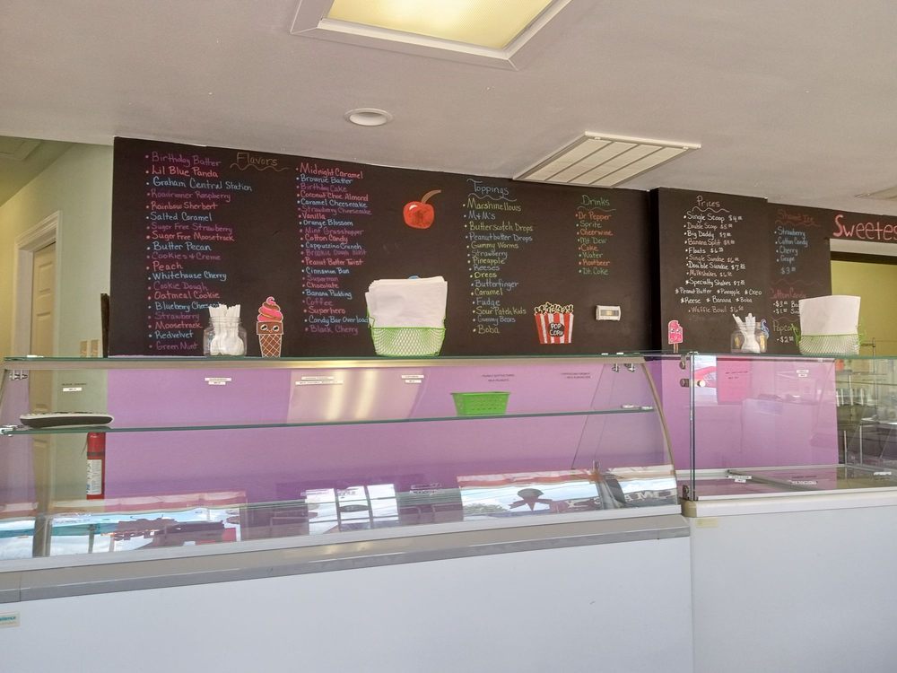 Bellas Cafe and Ice Cream Logo