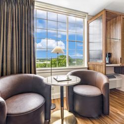 The Ridge Hotel - King Guest Room - Sitting Area