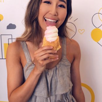 Somisomi - Trying the new strawberry & banana soft serve swirl - Ice Cream & Frozen Yogurt Near Me - Irvine, California Somisomi - Trying the new strawberry & banana soft serve swirl - Ice Cream & Frozen Yogurt Near Me - Irvine, California