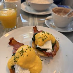 Cafe Provence - Eggs benedict