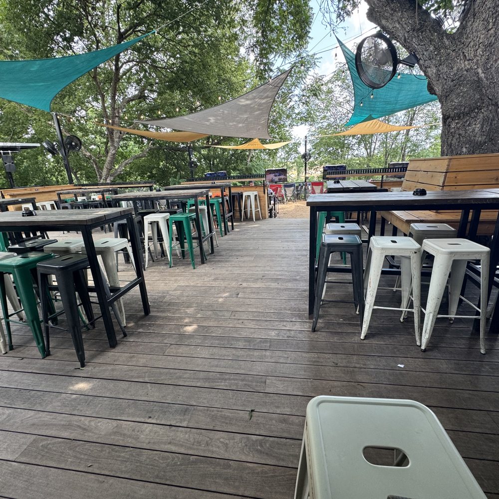 Woodneck Kitchen - Plenty of outdoor seating - Barbeque Near Me - Austin, Texas Woodneck Kitchen - Plenty of outdoor seating - Barbeque Near Me - Austin, Texas