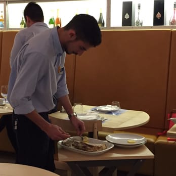 Ostras & Coisas - Cleaning fish at your table - Seafood Near Me - Porto, 13