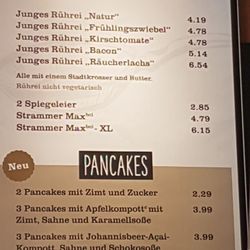 Junge Die Bäckerei - Rührei und Pancakes