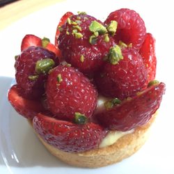 Les Délices Du Château - Delicious strawberry and raspberry tart