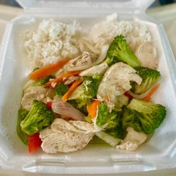 Chong's Carry Out - Chicken with Broccoli (thin white sauce, with pepper seasoning)