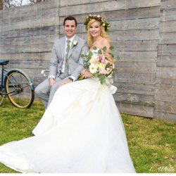 Silo and Oak - How adorable is this rustic backdrop?