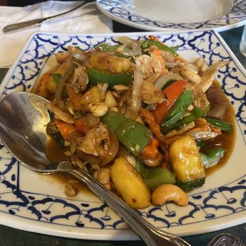 Yummy Thai Restaurant - Cashew Nut Chicken - Thai Near Me - Goleta, California