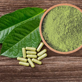 Vapor Maven - Bowl of kratom powder next to kratom capsules - Vape Shops Near Me - Irving, Texas