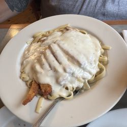 Pasta Loft Restaurant - Fettuccini Alfredo with chicken