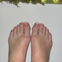 Fashion Nails - gel pedicure with french tip