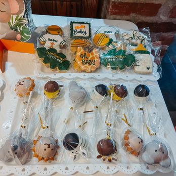 Chiwee's Cookies And Cake Pops - Desserts Near Me Chiwee's Cookies And Cake Pops - Desserts Near Me