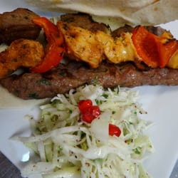 El Anticuario Libanés - Brochetas variadas lahme meshwe - ternera, shish taouk - pollo y kafta - cordero