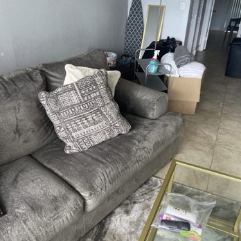 Dee's Discount Delivery and Moving - Currently waiting over an hour and no one showed up to move my things... - Movers Near Me - Fort Lauderdale, Florida Dee's Discount Delivery and Moving - Currently waiting over an hour and no one showed up to move my things... - Movers Near Me - Fort Lauderdale, Florida