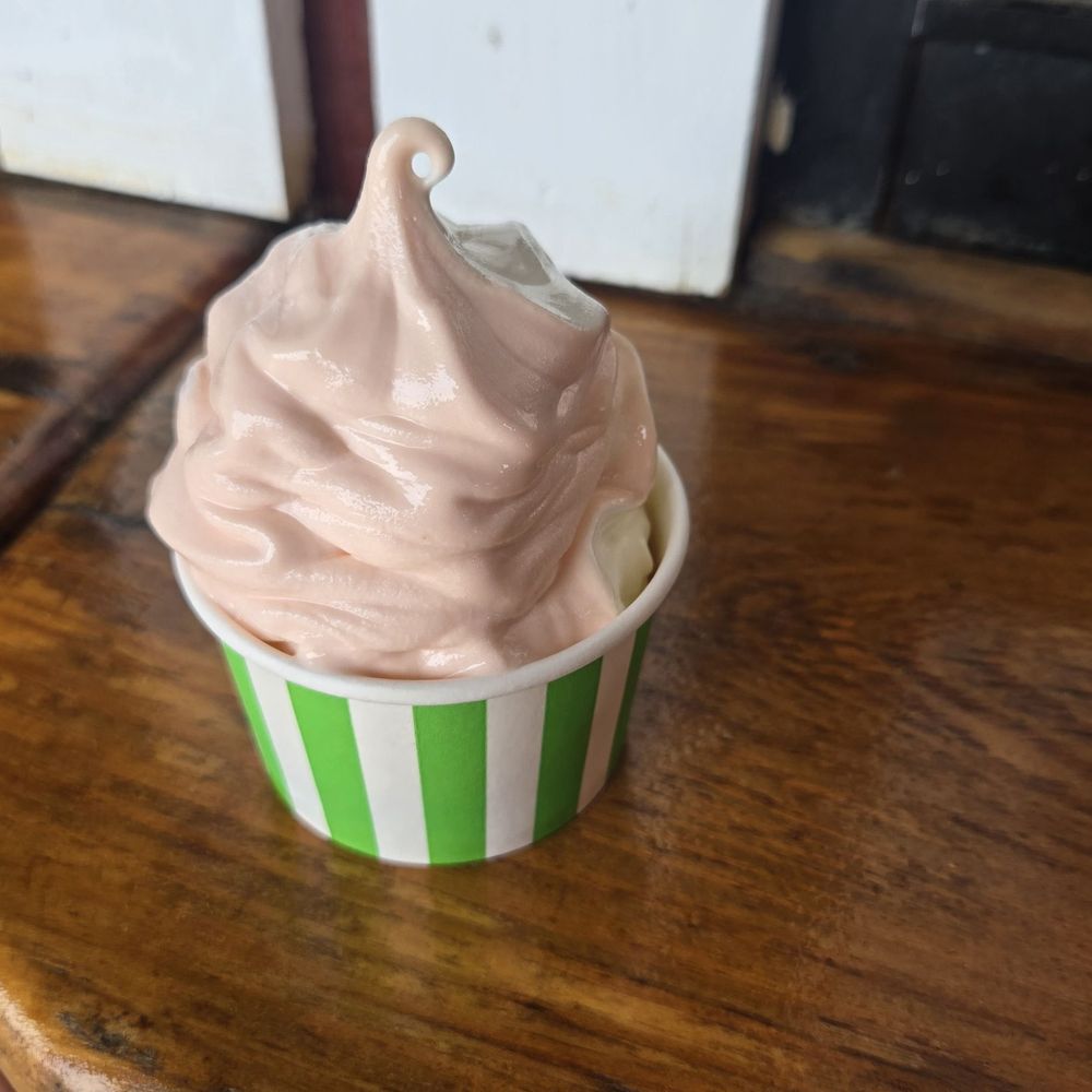 Twist cup of ice cream (peach and vanilla) Twist cup of ice cream (peach and vanilla)