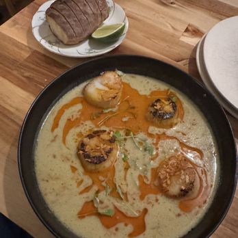 Cafe Louis - Scallops - Seafood Near Me - Camden, Maine