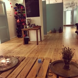 Hot Yoga Copenhagen - Billede fra det hyggelige loungeområde hos Hot Yoga Copenhagen. Central beliggenhed og dejlig atmosfære.
