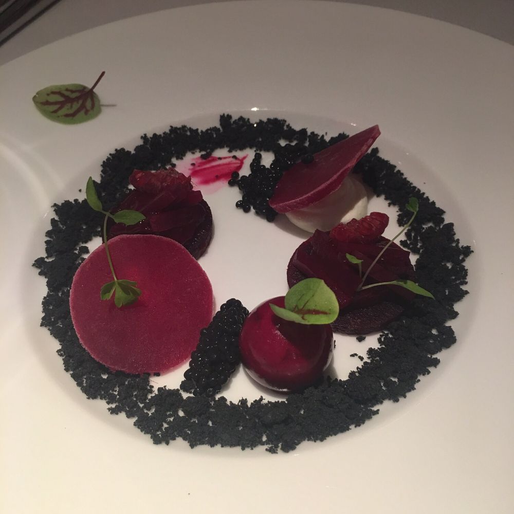 L'Atelier du Peintre - frozen beet disk, with caviar and raspberry relish - French Near Me - Colmar, 68