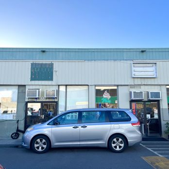 Aloha Vietnamese Foods - Storefront as of March 2024 (left) - Vietnamese Near Me - Honolulu, Hawaii