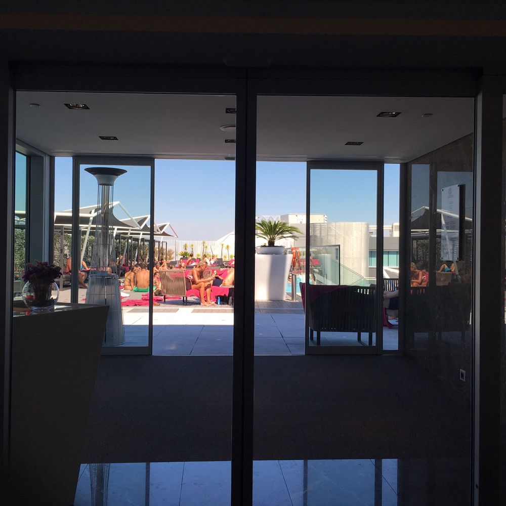 Epic Sana Lisboa Hotel - Entrance to rooftop pool during the day - Hotels Near Me - Lisbon, 11