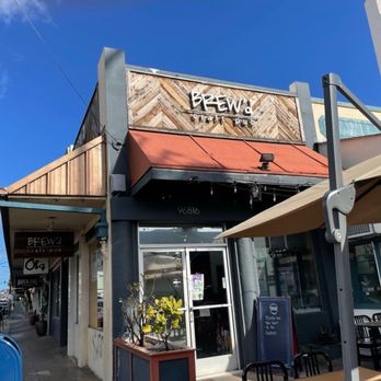 BREW'd Craft Pub - Located at the West corner of the Y.F. Zane Building (9th & Wai'alae Avenues) - Gastropubs Near Me - Honolulu, Hawaii