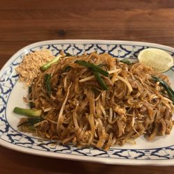 Pad thai with beef