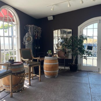 Karah Estate Vineyard - Tasting room - Wine Tasting Room Near Me - Cotati, California