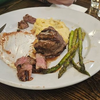 Tap and Vine Quail Hollow - Filet Medallions with asparagus and garlic mashed potatoes - New American Near Me - Charlotte, North Carolina Tap and Vine Quail Hollow - Filet Medallions with asparagus and garlic mashed potatoes - New American Near Me - Charlotte, North Carolina