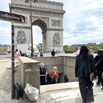 L'Arc de Triomphe - Stairs leading down to the underpass for pedestrian access to the Arc de Triomphe (pic taken on 09/27/2023) - Landmarks & Historical Buildings Near Me - Paris, 75