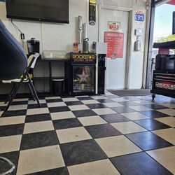 Herald's Garage - Waiting Roon