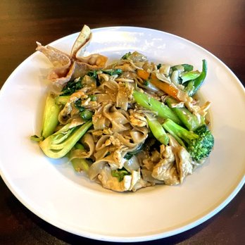 Thai Zappz - Chicken Kee Mow (Drunken Noodle) Lunch - Mmm! - Thai Near Me - Overland Park, Kansas Thai Zappz - Chicken Kee Mow (Drunken Noodle) Lunch - Mmm! - Thai Near Me - Overland Park, Kansas
