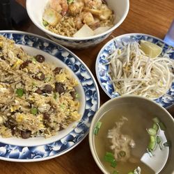 Heng Seng Restaurant - Seafood Dry Noodles & beef fried rice
