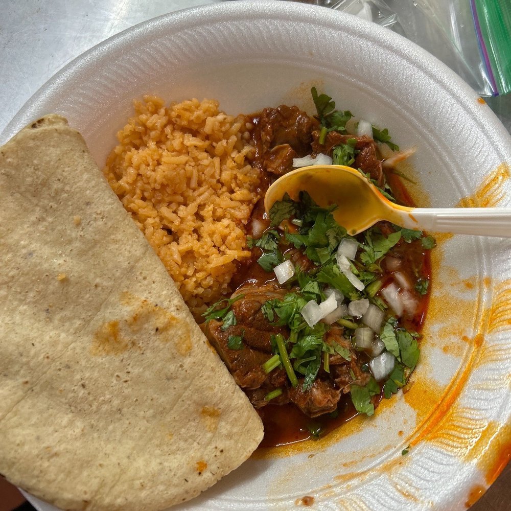 Birria y arroz con tortillas de mais (Birria and Spanish rice with corn tortillas) Birria y arroz con tortillas de mais (Birria and Spanish rice with corn tortillas)